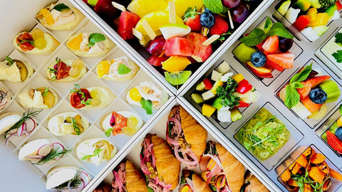 Catering do kanceláře: co dnes opravdu funguje (a co už radši ne)